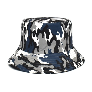 Dettaglio del cappello alla pescatora mimetico con motivo blu e grigio e cuciture rinforzate