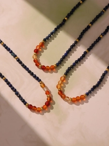 Détail de colliers rétro en perles de lapis-lazuli et agate avec séparateurs dorés