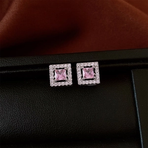 Makroaufnahme eleganter quadratischer Zirkonia-Ohrringe in einer schwarzen Schmuckbox