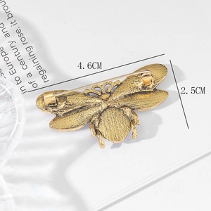 Detail view of vintage bee brooch with dimensions 4.6cm width and 2.5cm length