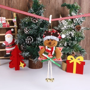 Detail von Rentier-Plüsch-Anhänger mit Glocken und Weihnachtsstickerei für Dekoration