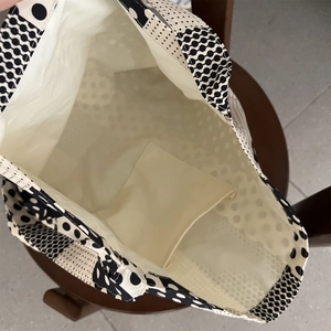 Dettaglio interno della borsa tote a pois con pratica tasca interna per piccoli oggetti