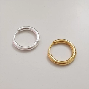 Pair of minimalist S925 sterling silver hoop earrings in gold and silver finishes