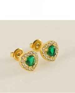Gros plan des boucles d'oreilles cœur plaquées 18K avec zircon vert et halo de cristal