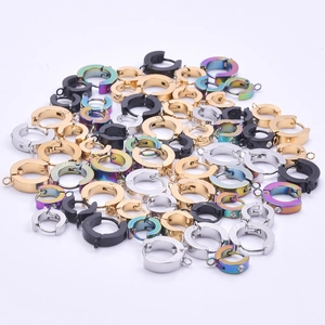 Set de pendientes huggie de acero inoxidable en acabados oro, plata, negro y arcoíris