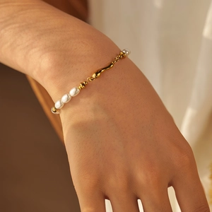 Modernes Armband aus 18k vergoldetem Edelstahl mit Barockperlen und gewellten Metallgliedern