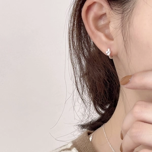 Minimalist S925 sterling silver hoop earrings with clover shaped cubic zirconia stones