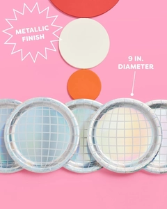 Vue macro des assiettes en papier holographiques de 9 pouces pour décor de fête disco