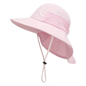 Detail eines rosa Kinder-Sonnenhuts mit atmungsaktivem Mesh und schützendem Nackenschutz
