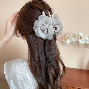 Grosse pince à cheveux rose en organza blanc-gris avec perles portée par un mannequin