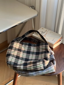 Détail du motif à carreaux en laine sur le sac à bandoulière rétro avec étiquette tissée