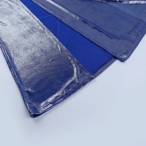 Detailansicht der blau schimmernden Metallgewebe-Struktur und feinen Saumnähte