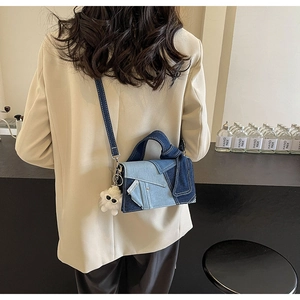 Sac à bandoulière tendance en denim patchwork porté par un mannequin en décor décontracté