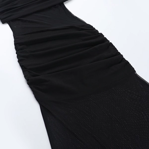 Gros plan détaillé des fronces latérales et de la maille transparente de la robe bustier