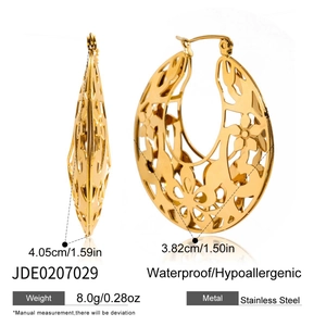 Vue détaillée des boucles d'oreilles en acier doré 18K avec motif dentelle et mesures