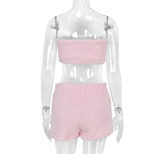 Vue arrière de l'ensemble deux pièces rose pelucheux avec haut bustier et short sur mannequin