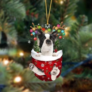 Details von Weihnachtsstrumpf-Anhängern mit süßem Boston Terrier und Rentier-Geweih-Motiv