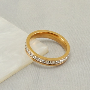 Détail de la bague en acier inoxydable or rose avec zircons étincelants carrés