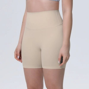 Détail du short de yoga à taille haute avec tissu en maille sans couture et gainant