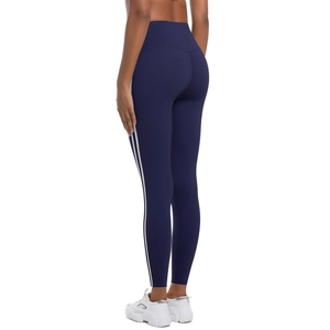 Détail du legging de yoga taille haute bleu marine avec bandes latérales blanches