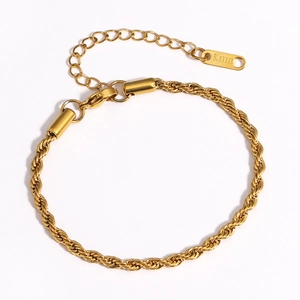 Détail d'un bracelet maille torsadée en acier inoxydable doré avec gravure S.STEEL