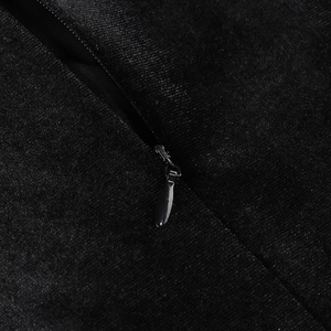 Gros plan d'une fermeture éclair invisible noire sur le tissu texturé d'une robe chic