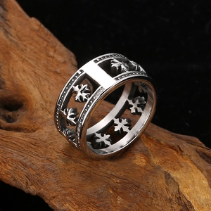Bague pour homme en acier titane avec motif fleur de croix évidé sur bois sombre
