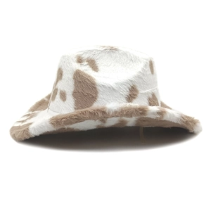Dettaglio cappello da cowboy peluche con stampa mucca in pelliccia sintetica e macchie marroni