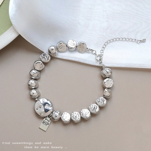 Bracciale gotico con perle martellate, ciondolo a fantasma e lapide con scritta RIP