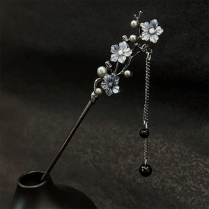 Épingle à cheveux style encre avec glands perlés et finition argentée dans un vase