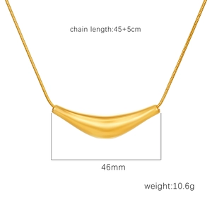 Collana minimalista in titanio dorato con ciondolo a corno e catena a serpente