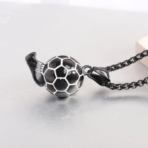 Gros plan détaillé d'un pendentif ballon de football noir et blanc sur une chaîne en métal