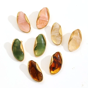 Chic amber resin and stainless steel earrings in pink green beige and gold finish