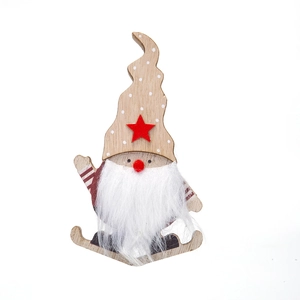 Detail van houten kerstkabouter met rode ster en zachte witte pluche baard textuur detail