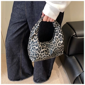 Détail du sac hobo tendance à motif léopard avec une forme de croissant élégante