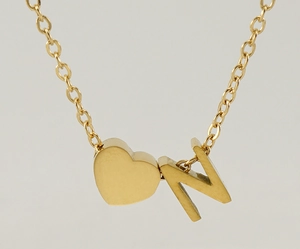 Vue macro d'un collier plaqué or 18 carats avec un pendentif cœur et la lettre majuscule N
