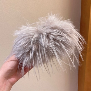 Pince à cheveux surdimensionnée en peluche grise avec texture douce en fausse fourrure