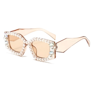 Lunettes de soleil polygonales avec monture en perles et strass pour un look street chic