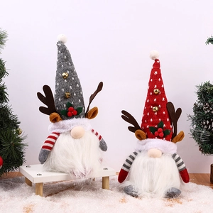 Lot de deux gnomes de Noël lumineux avec bois de renne sur fond de neige blanche pure