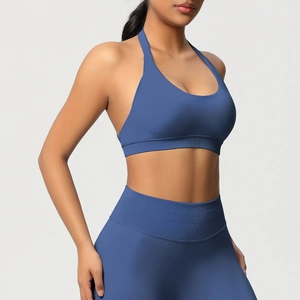 Détail du tricot côtelé haute élasticité d'un soutien-gorge de sport dos nu bleu foncé