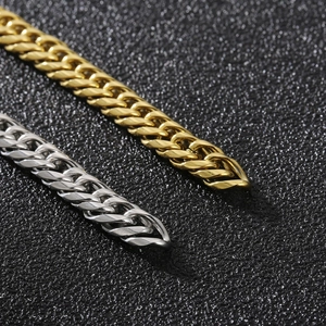 Vue macro de la chaîne cubaine hip hop punk en or 18 carats et argent haute densité