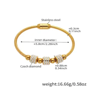 Vue macro du bracelet chaîne serpent en acier doré avec breloques en zircone 5A et perles