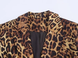 Detalle de blazer con estampado de leopardo mostrando costuras y textura de solapa