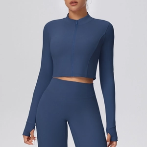 Detailansicht der dunkelblauen Yoga-Jacke für Damen mit Reißverschluss und Daumenlöchern