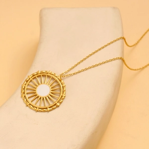 Détail du pendentif soleil plaqué or 18K avec incrustation blanche sur présentoir