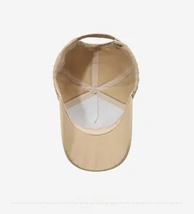 Détail de la structure intérieure de la casquette de baseball en coton kaki avec coutures