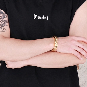 Detail eines 18k vergoldeten Armbands im Uhrenstil mit doppeltem Kettendesign