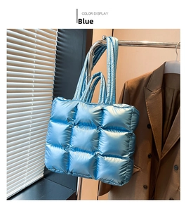 Dettaglio della borsa tote trapuntata celeste con finitura metallica e morbida imbottitura