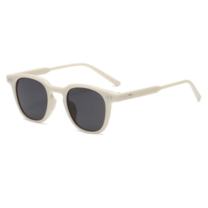 Lunettes de soleil rétro crème avec verres foncés et accents de rivets argentés élégants