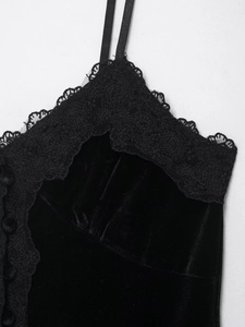 Detailansicht eines schwarzen Samt-Camisoles mit Spitzenbesatz und Stoffknöpfen